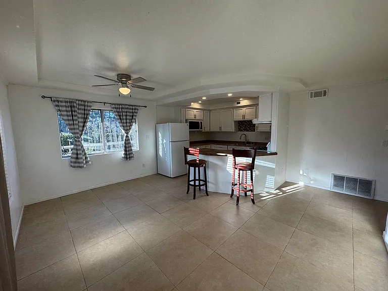 7000 Saranac St #9 — Photo 31