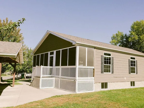 2200 Black Pine Dr, Cambridge, MN 55008