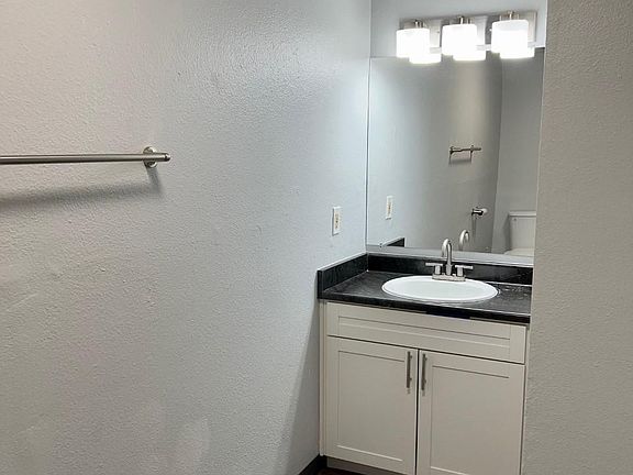 4th image of 814 S 13th St APT 2