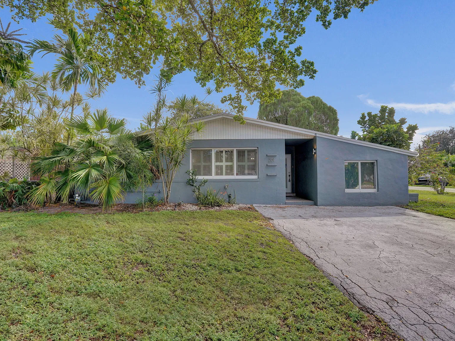 3 bed, 2.0 bath, 1376 sqft, $3,950 — Photo 2