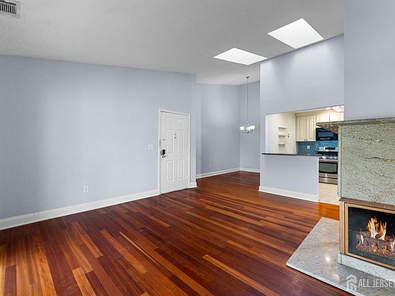 5th image of 440 Danbury Ln