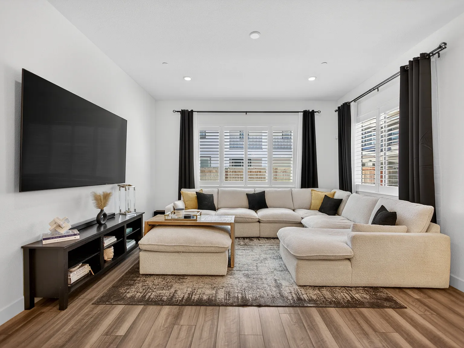 4 bed, 2150 sqft, $3,695 — Photo 3