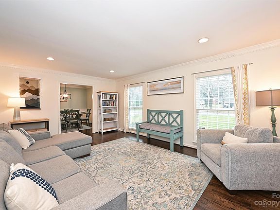5th image of 7119 Abbotswood Dr