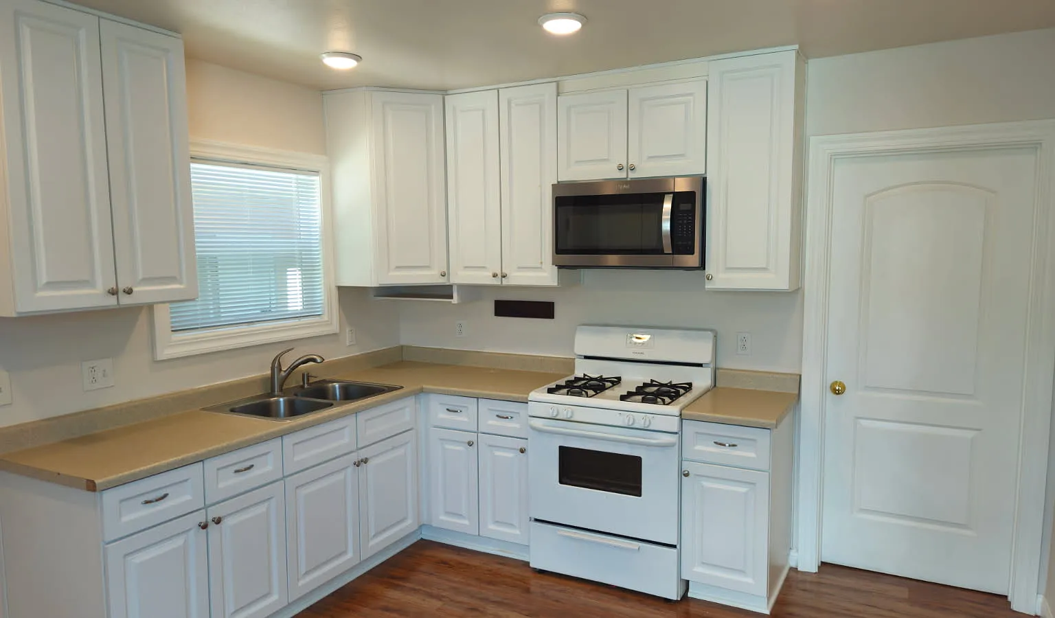 2 bed, 800 sqft, $3,000 — Photo 3