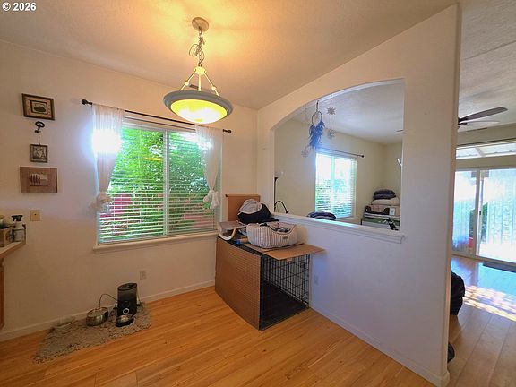 5th image of 158 Canary Ave