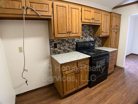 5th image of 814 NE 17th Ct