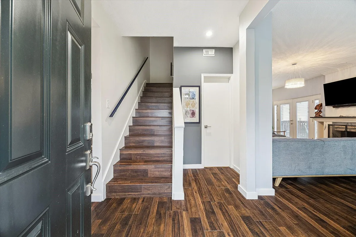 Building Photo - 2100 Tanglewilde St #373