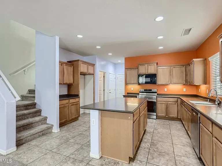 1958 W Faria Ln — Photo 5