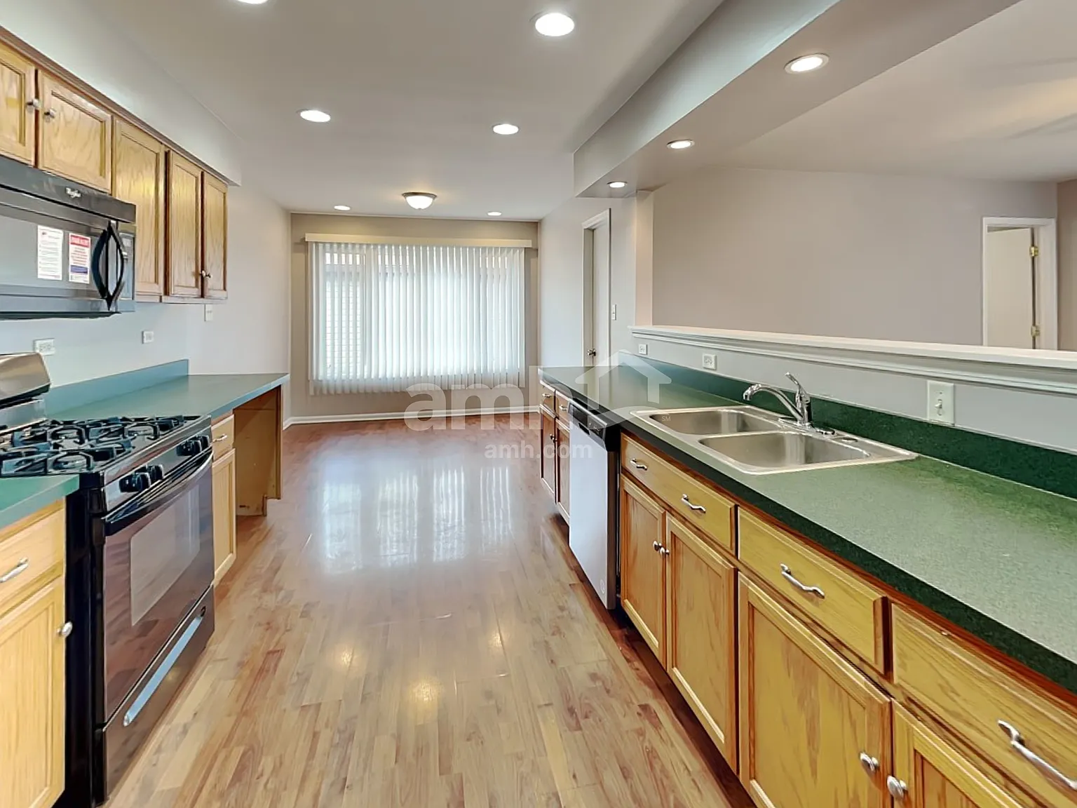 3 bed, 2.0 bath, 1528 sqft, $2,790 — Photo 4