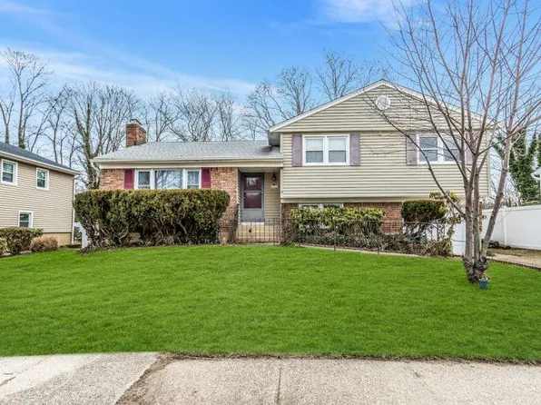 16 Eleanor Road, Plainview, NY 11803