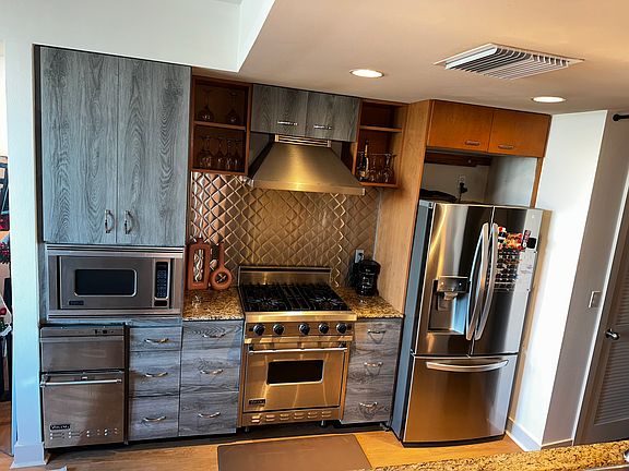 Gourmet kitchen with new refrigerator (w/ice and water dispenser).