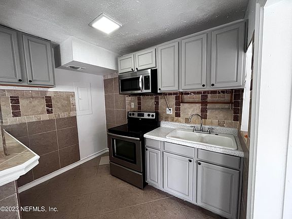 5th image of 6940 CRANE Avenue