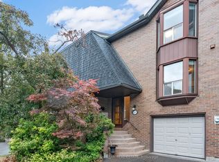 105 Gypsy Roseway, Toronto, ON M2N5Z1