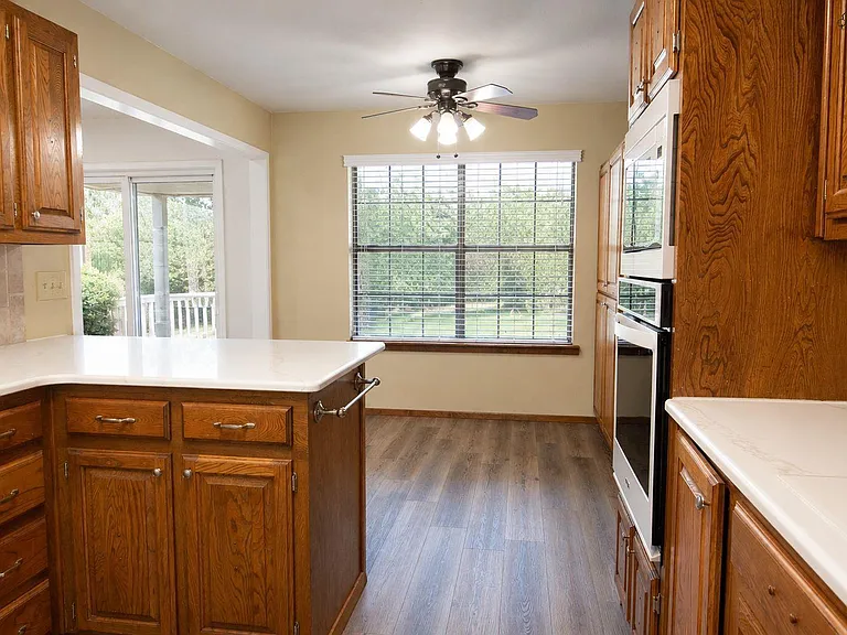 2811 Cromwell Ave — Photo 9