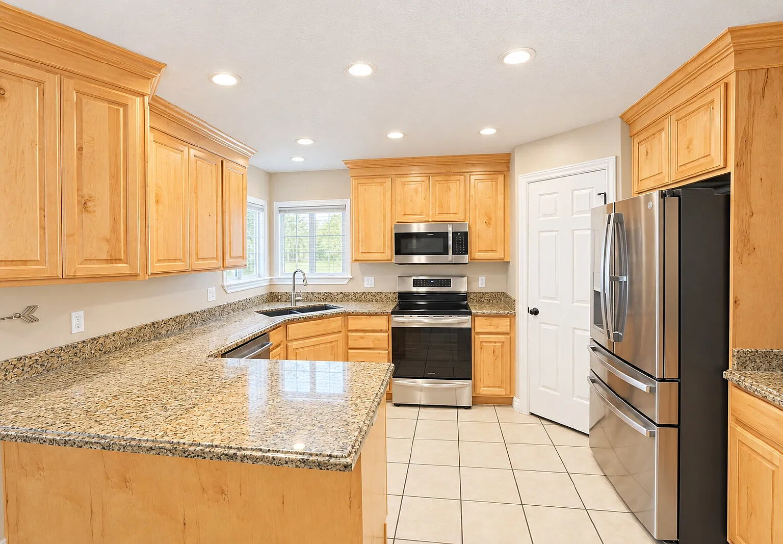 4 bed, 2.5 bath, 2738 sqft, $3,400 — Photo 3