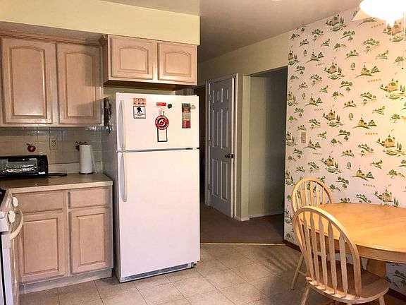 5th image of 341 Armstrong Ave