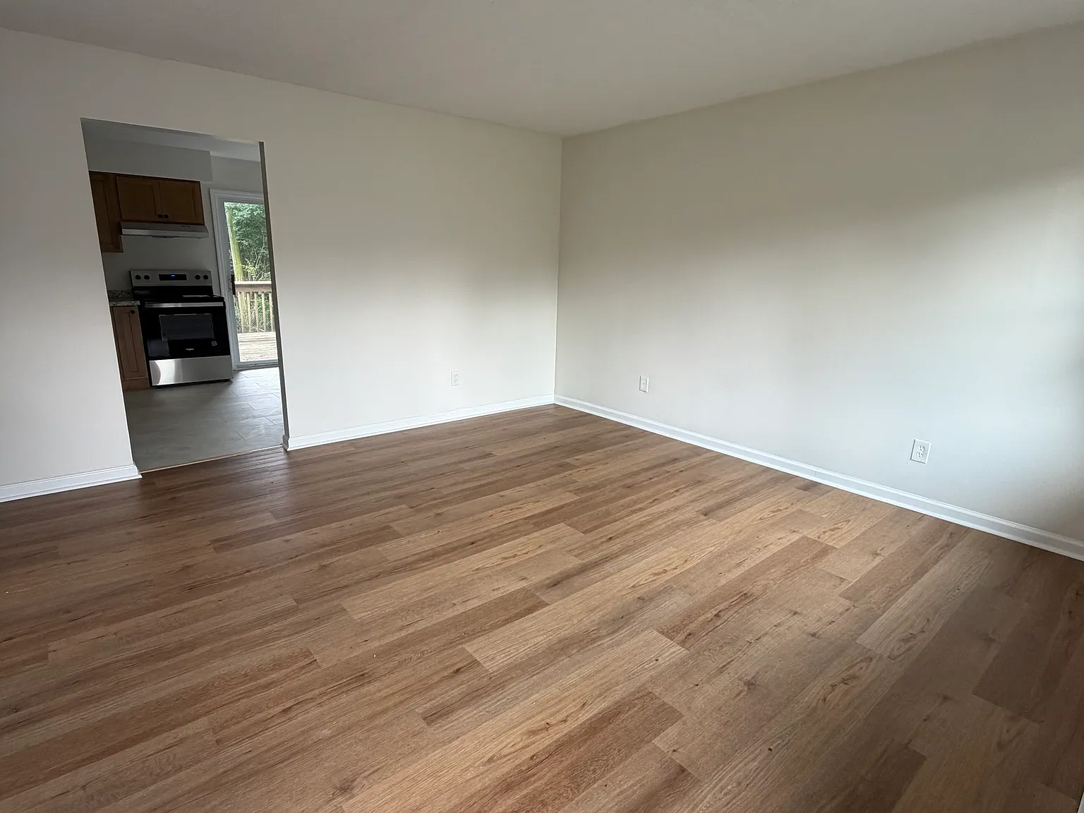3 bed, 1000 sqft, $1,825 — Photo 2