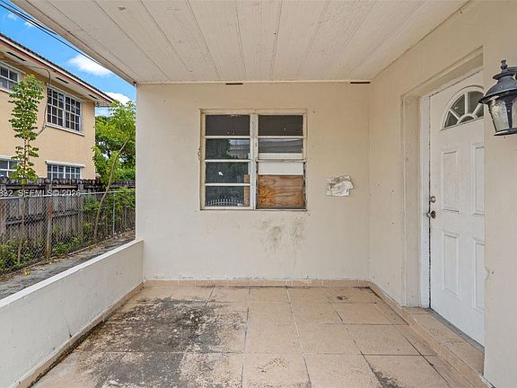 4th image of 1045 SW 20th Ave