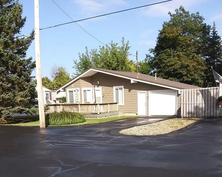 24 Marion Ave