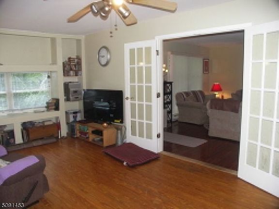 4th image of 22 Lakeview Dr W