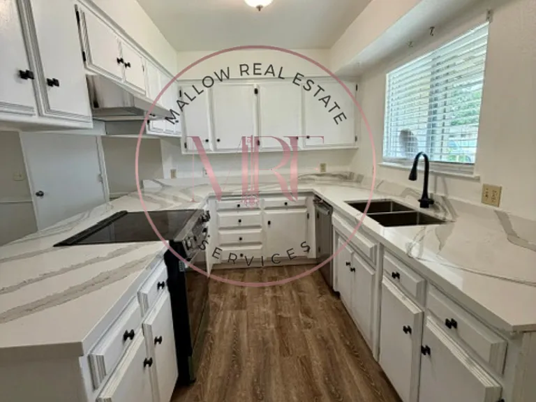 1198 Reo Dr — Photo 2