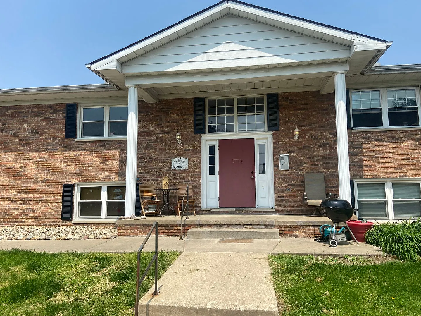 1211 W Chestnut Street — Photo 1