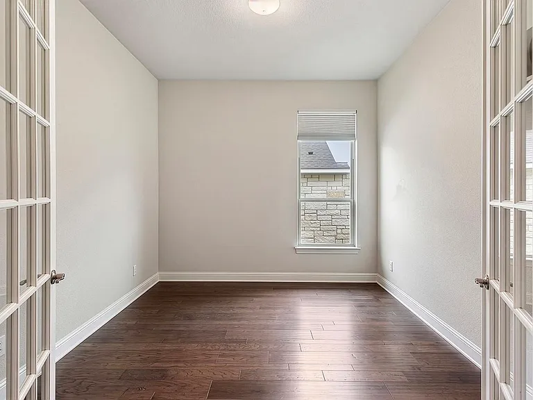 402 Gulfton St — Photo 9