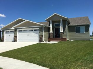 624 Hampton Dr E, Moorhead, MN 56560