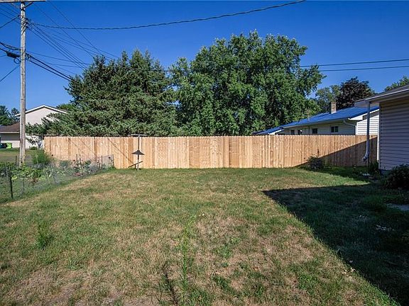 4th image of 415 20th Ave W
