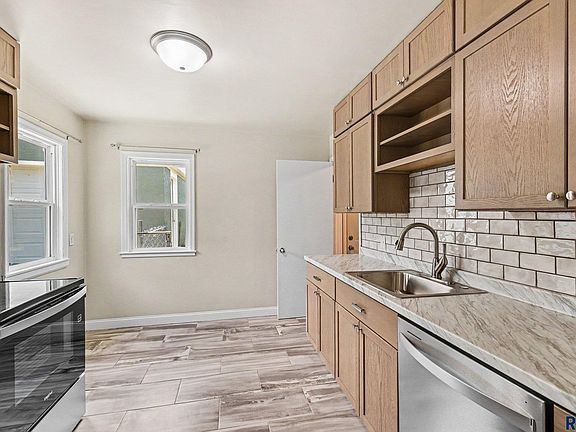 5th image of 2305 E 11th St