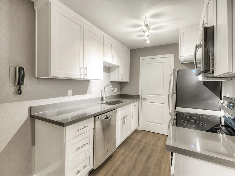 Waverly Place Apartments — Photo 2