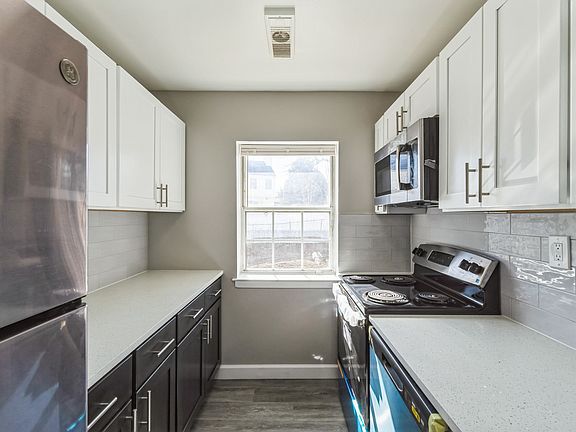 Elevate your culinary adventures in the modern kitchen of Parkside Apartments, featuring sleek appliances and abundant natural light. It's designed for both function and style. Explore your new living space today and schedule a tour!