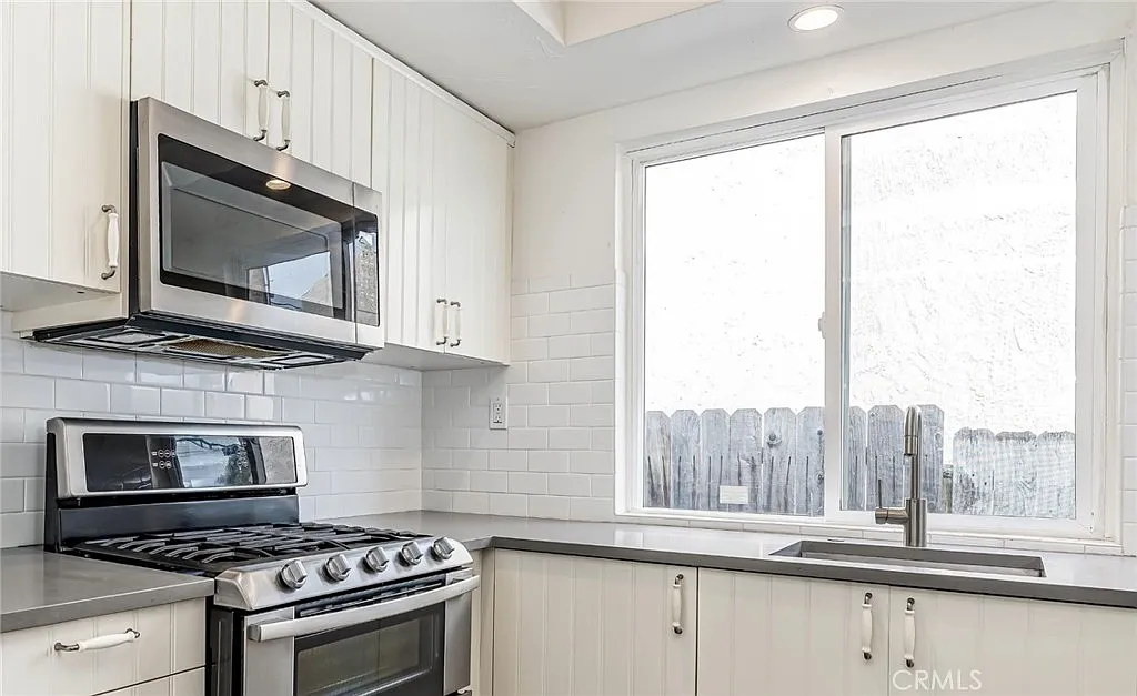 2 bed, 998 sqft, $3,200 — Photo 1