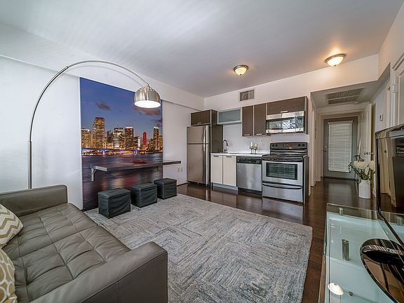 3rd image of 601 11th St APT 206
