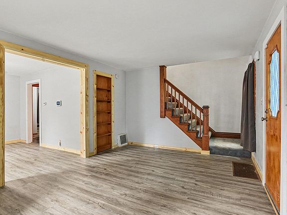 3rd image of 809 Hall St