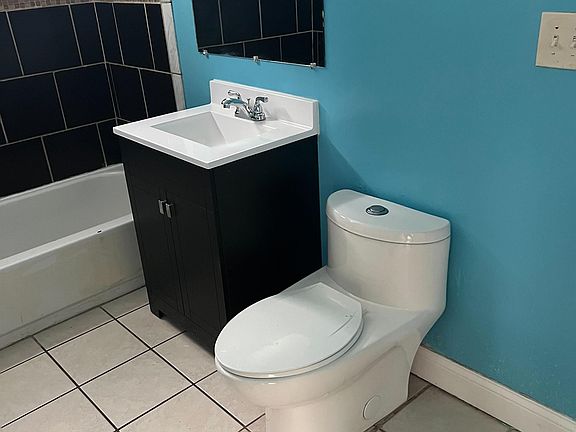 5th image of 2337 James Ave N #1
