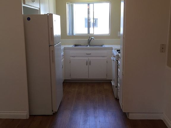 4th image of 2138 Thomas Ave APT 06
