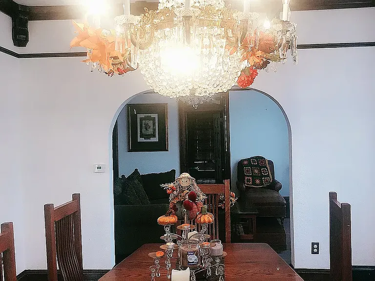 Shared Mansion dining room with gorgeous big Chandelier!