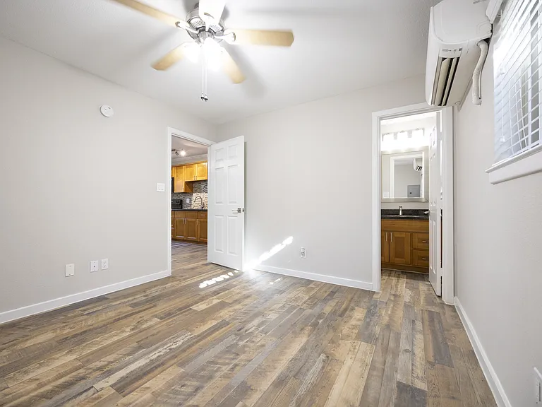 220 West Alabama Apartments — Photo 14