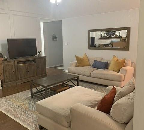 3rd image of 990 Camden Dr