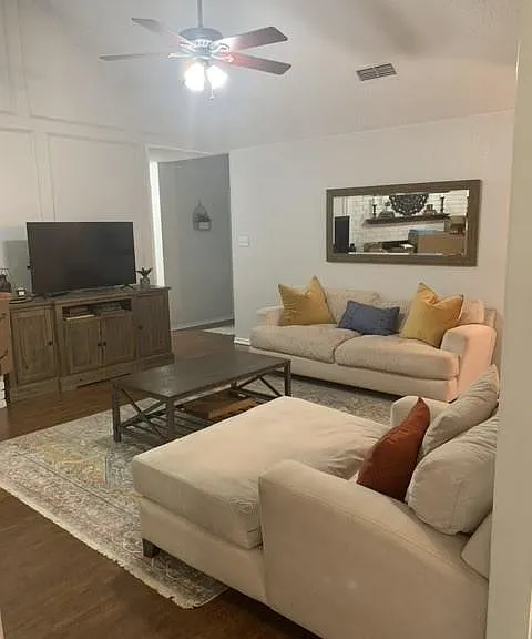 990 Camden Dr — Photo 3