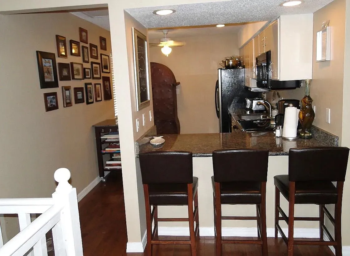 2 bed, 2.5 bath, 1324 sqft, $2,200 — Photo 3