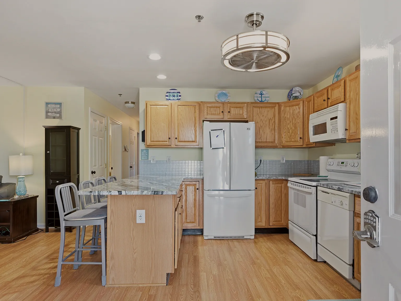 3 bed, 1120 sqft, $2,400 — Photo 3