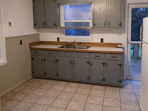 3rd image of 12119 Holman Ave