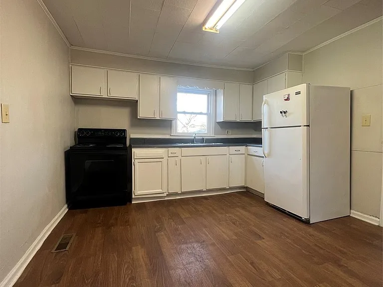 122 Owens St — Photo 3