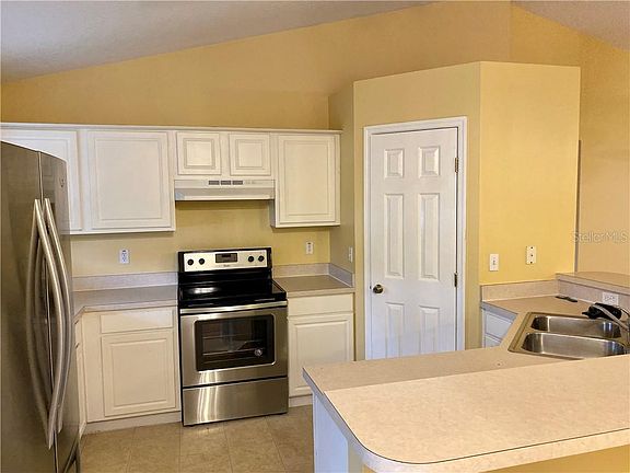 5th image of 817 Breezy Lake Way