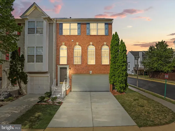 2470 Rolling Plains Dr, Herndon, VA 20171