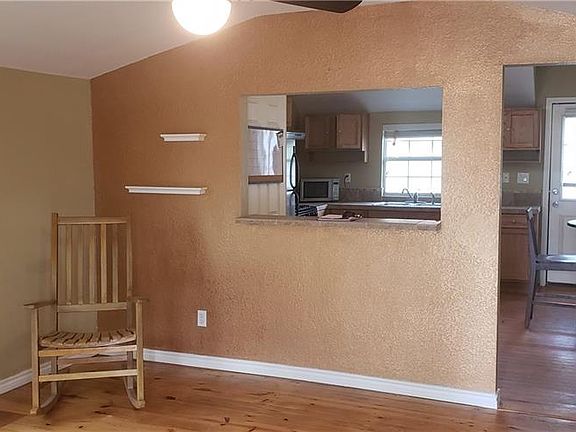 4th image of 318 Camacho St