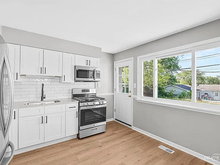 3 bed, 1000 sqft, $2,500 — Photo 2