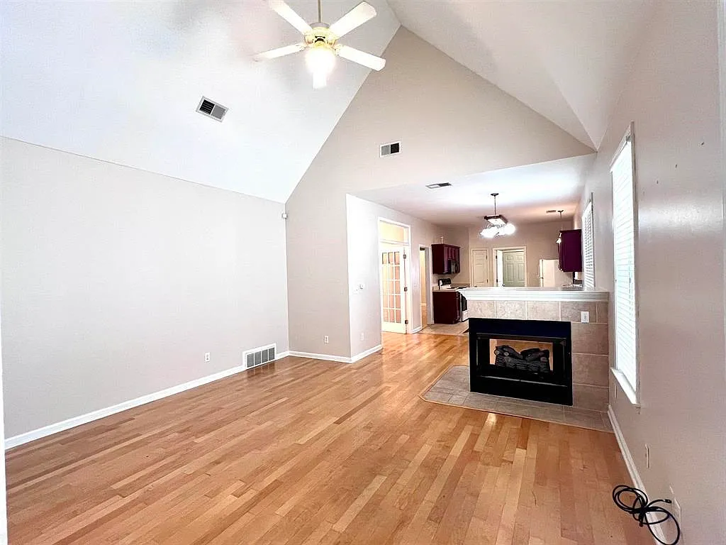 3 bed, 2.0 bath, 1284 sqft, $2,000 — Photo 4
